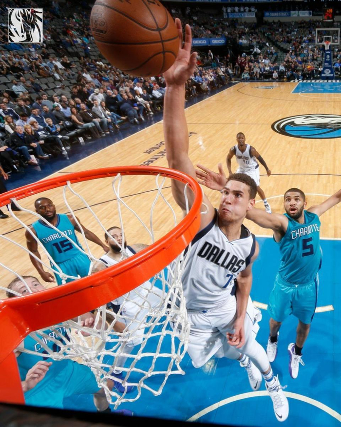 星空- 独行侠将比赛带回达拉斯 