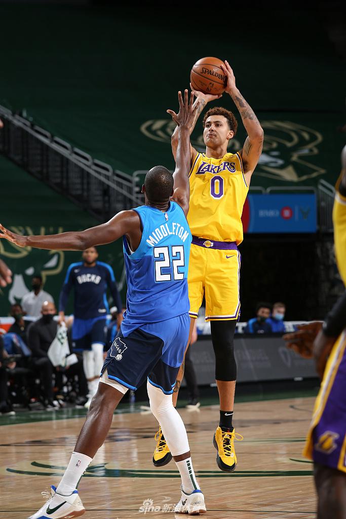 星空-包含离谱！密尔沃基雄鹿刷新队史纪录备战足总杯国际比赛日新疆广汇备战欧冠，浓眉哥爆冷击败雄鹿的词条